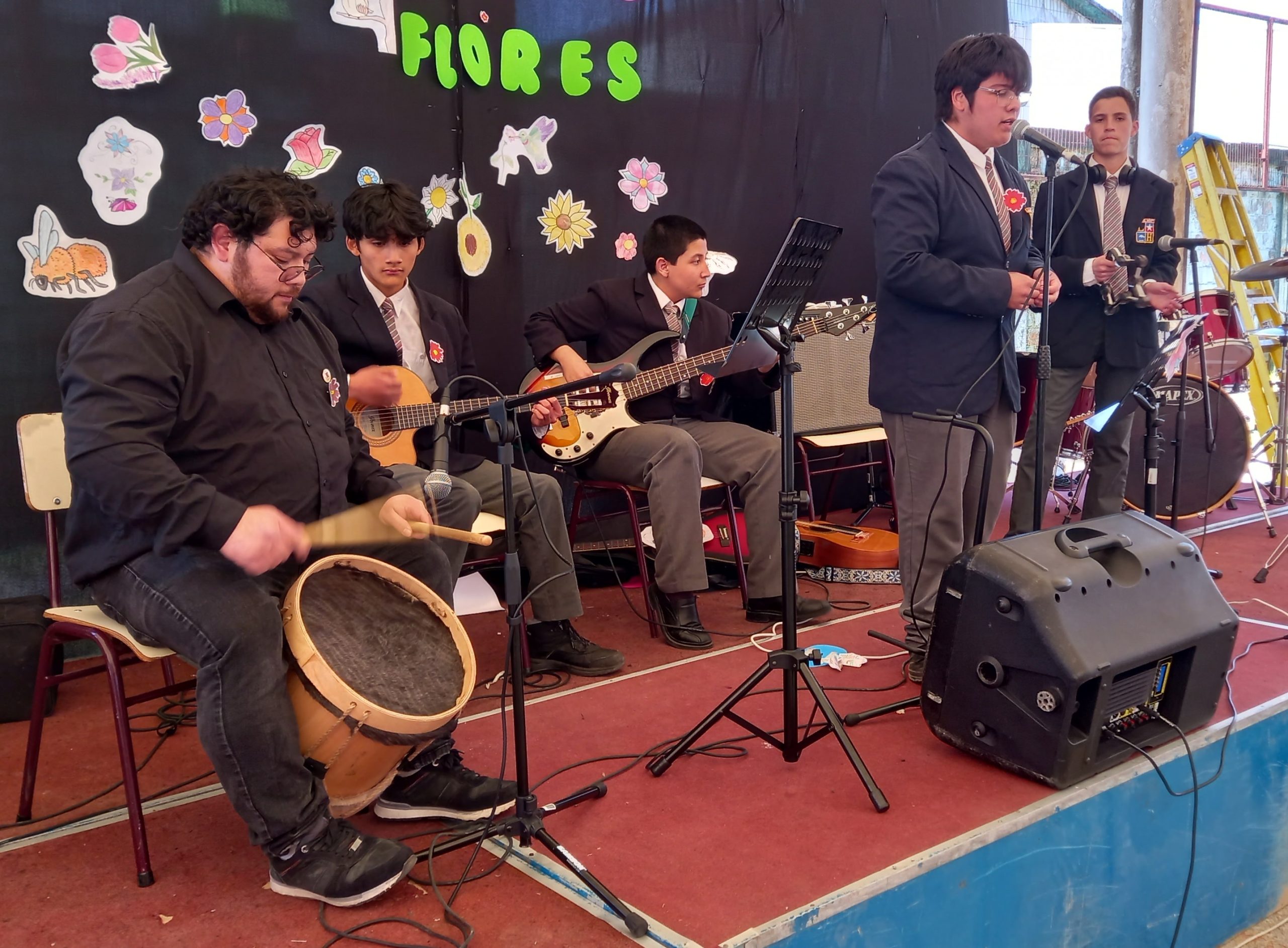 “Alumnos de Liceo Manuel Montt participan en Fiesta de las Flores”