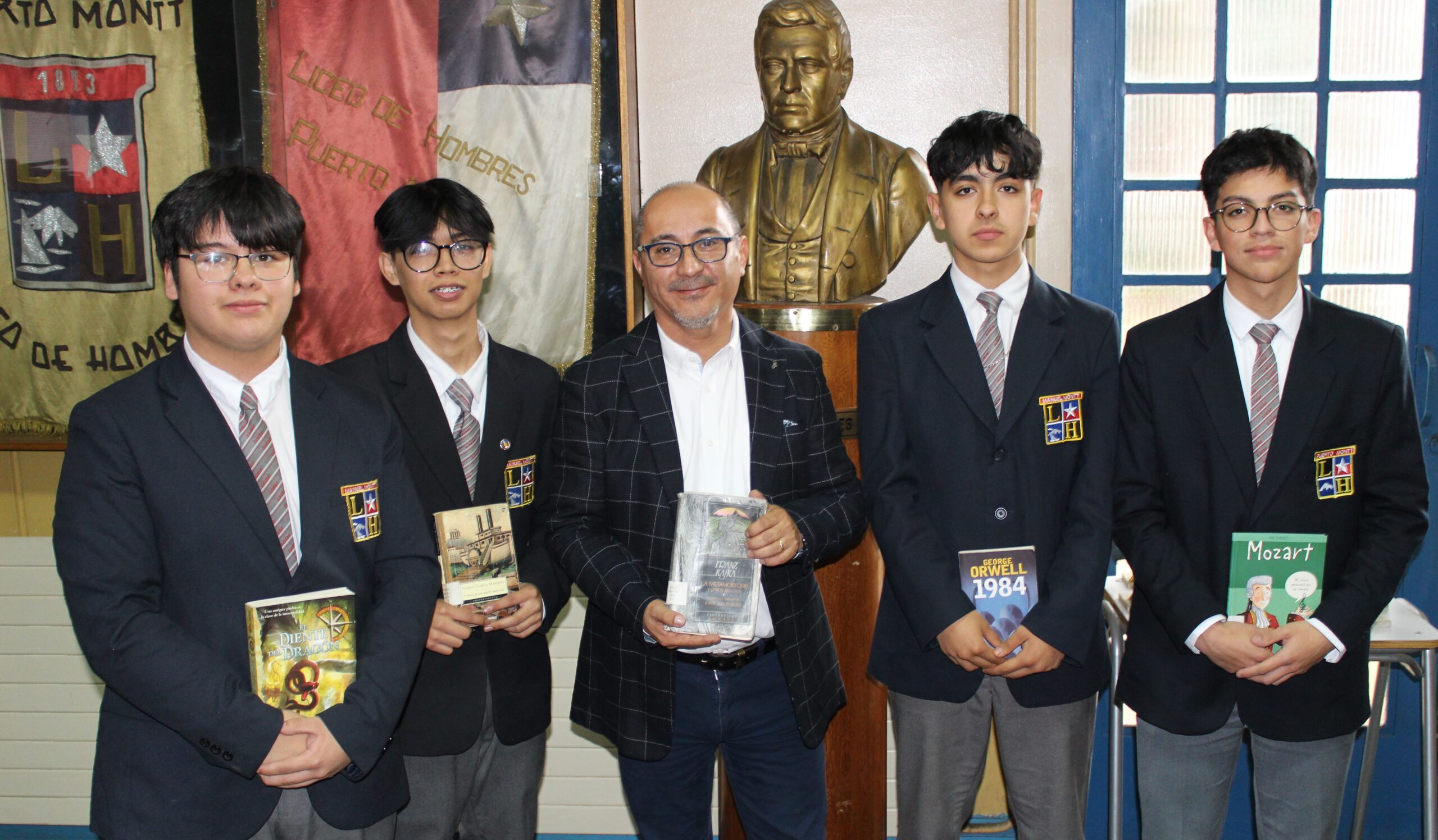DÍA INTERNACIONAL DEL LIBRO EN LICEO DE HOMBRES MANUEL MONTT