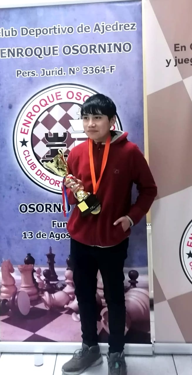 Campeón en categoría sub 14 Ajedrez.