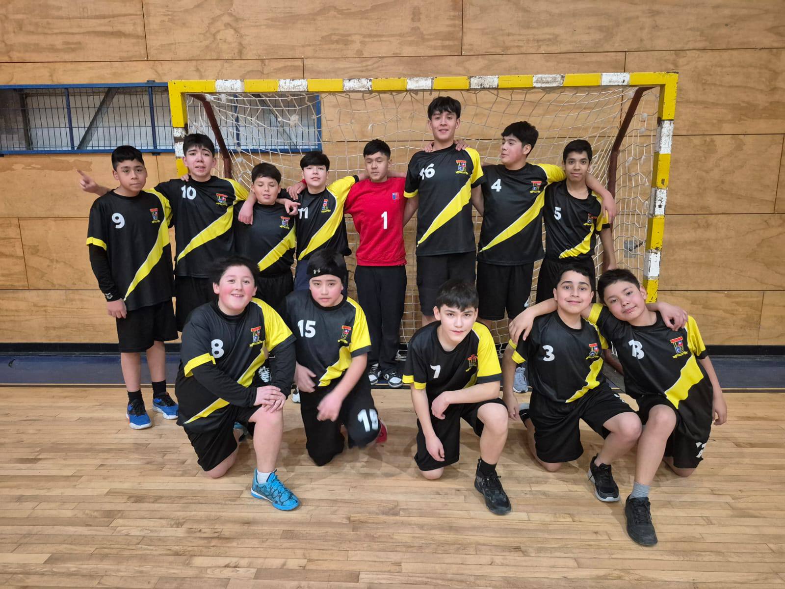 ¡Campeones Comunales! Equipo de Balonmano Infantil!